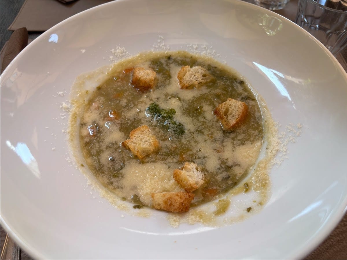 Zuppa di verdure con crostini e formaggio